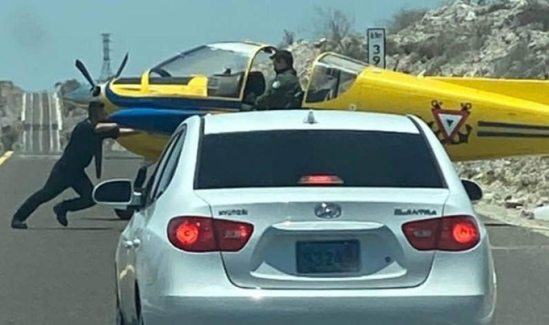 ¡De película! Aterriza avioneta en carretera de La Paz ¡De película! Aterriza avioneta en carretera de La Paz
