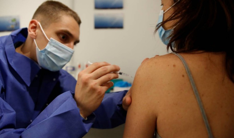 Abre Francia vacunación contra covid a mayores de 18 años