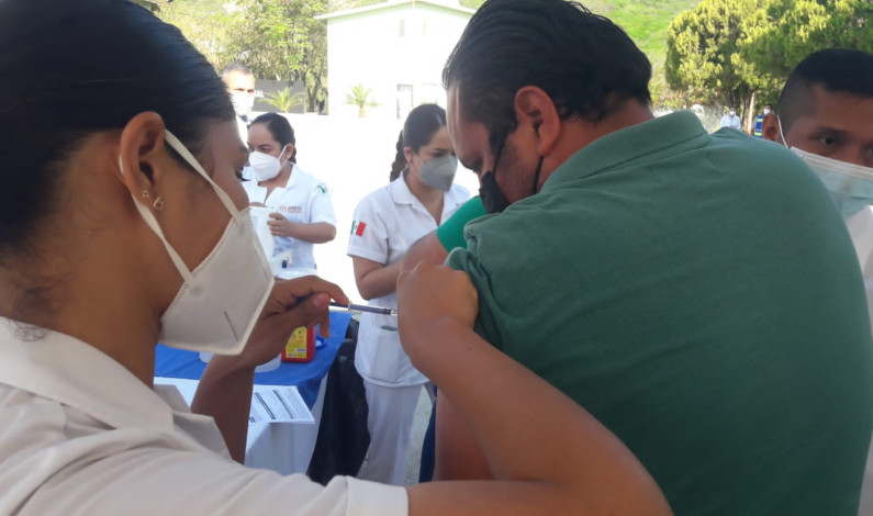 VACUNARÁN DESDE EL JUEVES EN VICTORIA A ADULTOS DE 50 A 59 AÑOS VACUNARÁN DESDE EL JUEVES EN VICTORIA A ADULTOS DE 50 A 59 AÑOS