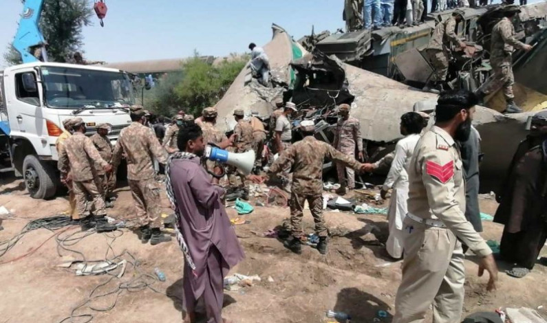 Choque de trenes deja al menos 40 muertos en Pakistán Choque de trenes deja al menos 40 muertos en Pakistán