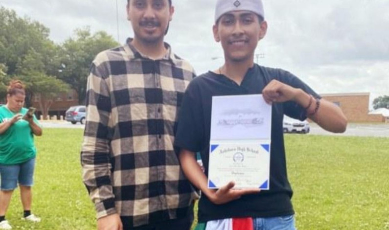 ‘Lo merecía’: alumno que portó bandera de México recibe su diploma en EU ‘Lo merecía’: alumno que portó bandera de México recibe su diploma en EU