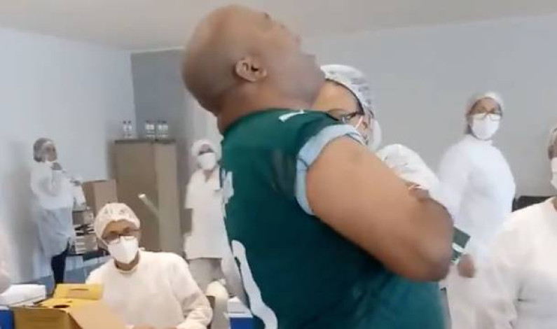 Hombre con miedo a las inyecciones cae al suelo durante vacuna Covid-19