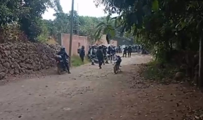 Maestros de CNTE intentan bloquear vías de ferrocarril; se enfrentan con policías.