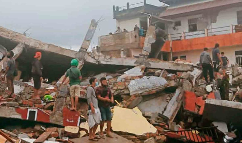 Reportan al menos 7 muertos por sismo de 6.2 en Indonesia. Reportan al menos 7 muertos por sismo de 6.2 en Indonesia.