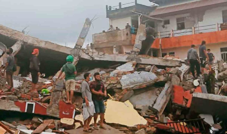 Reportan al menos 7 muertos por sismo de 6.2 en Indonesia.