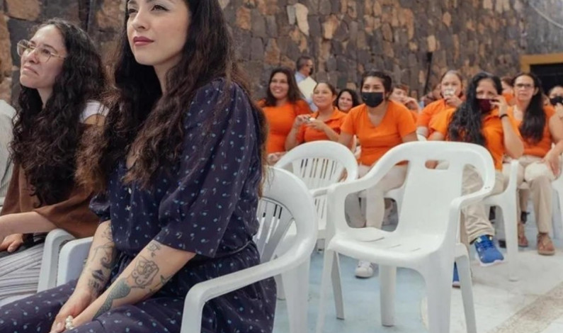 Mon Laferte arma concierto en penal femenil de Sonora