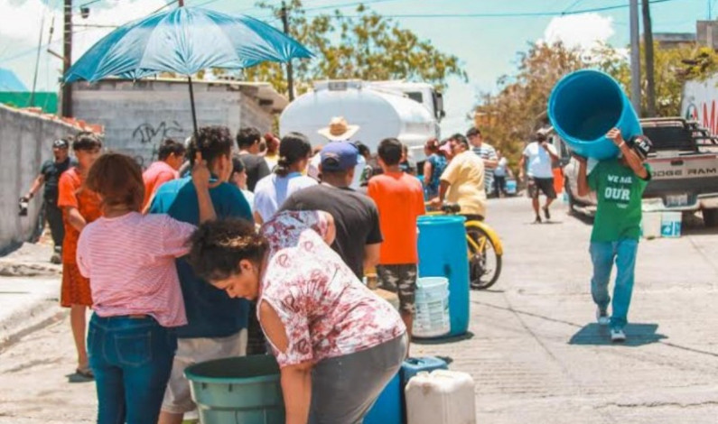 ¡Hasta en botellas de refresco! Así acarrean agua en Monterrey