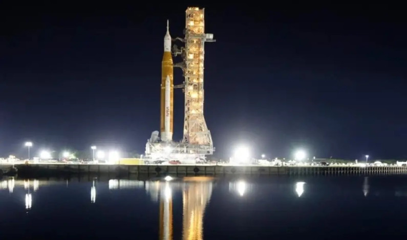 Cohete lunar de la NASA llega a plataforma para primera prueba Cohete lunar de la NASA llega a plataforma para primera prueba
