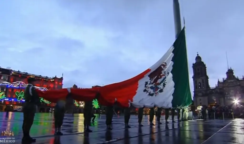 AMLO encabeza izado de bandera en memoria de víctimas por sismos de 1985 y 2017