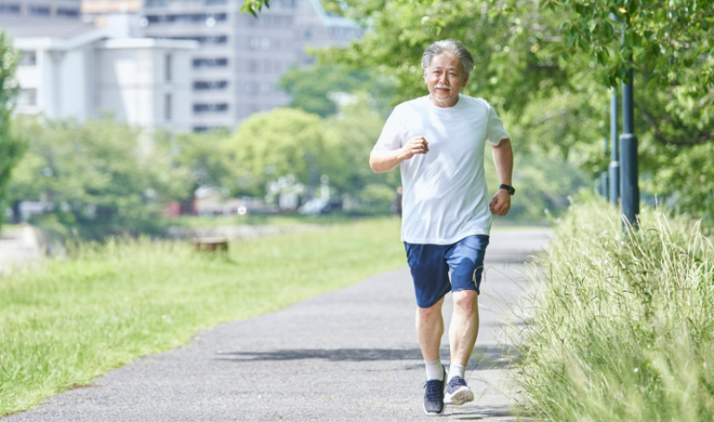Caminar este número de pasos al día puede reducir tu riesgo de padecer demencia salud