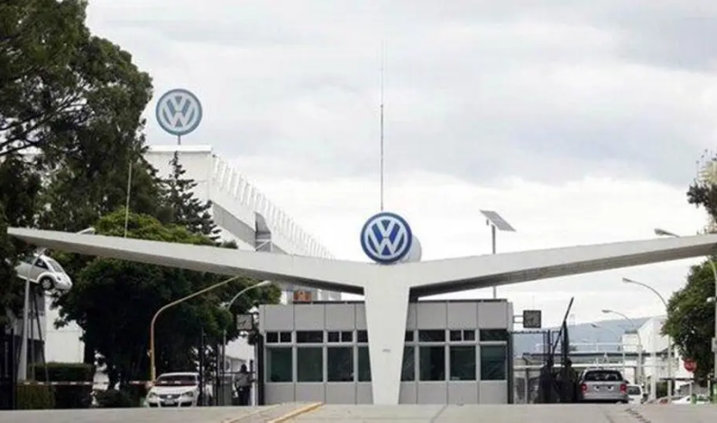 Acuerdan Volkswagen y sindicato y posponen huelga Acuerdan Volkswagen y sindicato y posponen huelga
