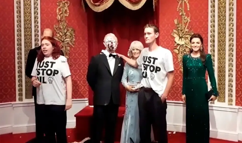 Activistas arrojan pasteles al rostro de la figura de cera de Carlos III