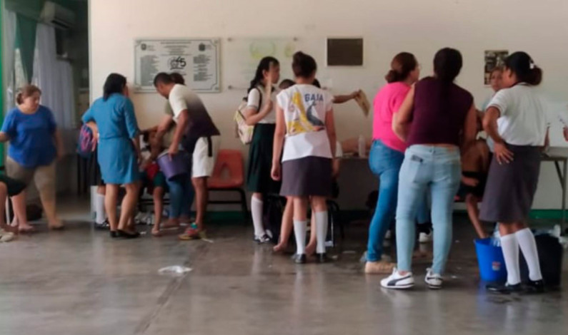 Estudiantes sufren desmayos por ola de calor en Veracruz Estudiantes sufren desmayos por ola de calor en Veracruz