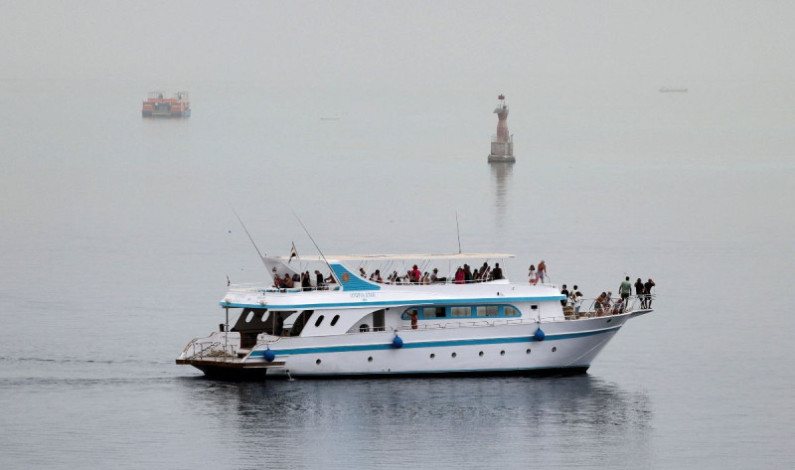 Rescatan a marineros daneses en el Pacífico tras chocar su barco con unas ballenas