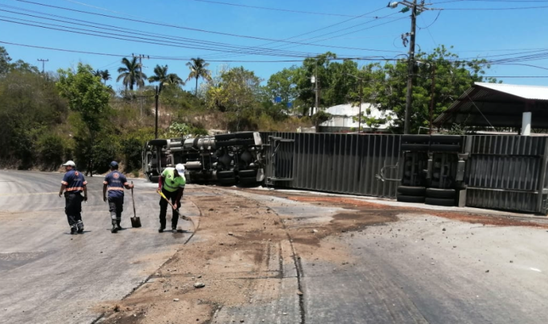 Tráiler vuelca en la curva de la muerte en Pueblo Viejo Tráiler vuelca en la curva de la muerte en Pueblo Viejo