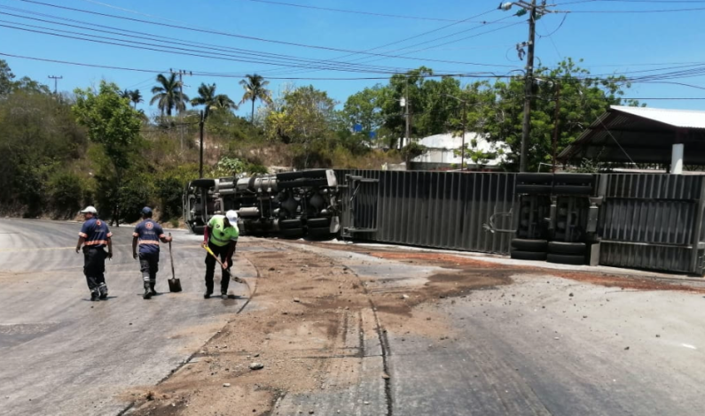 Tráiler vuelca en la curva de la muerte en Pueblo Viejo