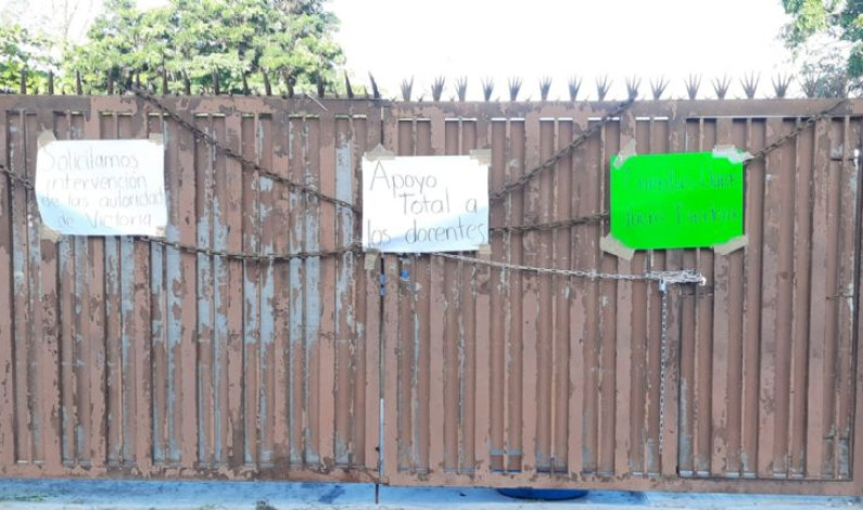 Padres de familia encadenan puertas de primaria evitando ingreso de directora en Tampico Padres de familia encadenan puertas de primaria evitando ingreso de directora en Tampico