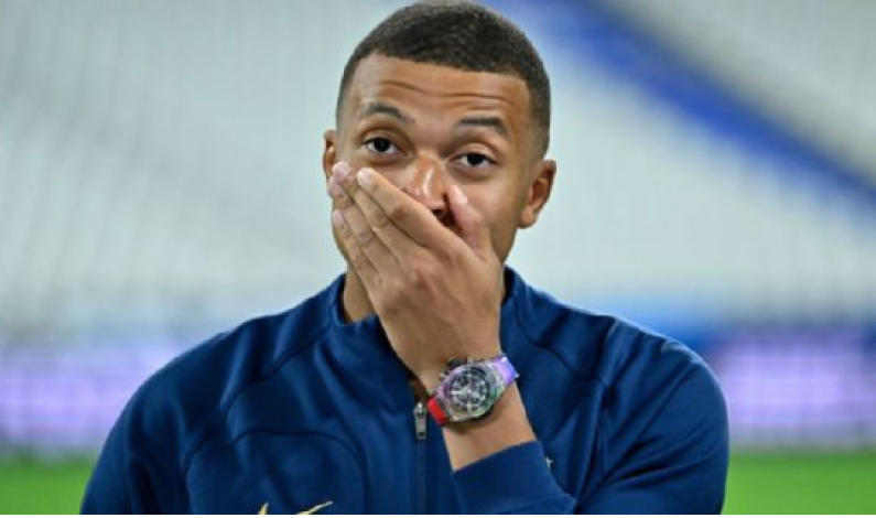 La estrella francesa se quedó fuera de la gira del PSG por Japón como consecuencia de su negativa a firmar un nuevo contrato La estrella francesa se quedó fuera de la gira del PSG por Japón como consecuencia de su negativa a firmar un nuevo contrato