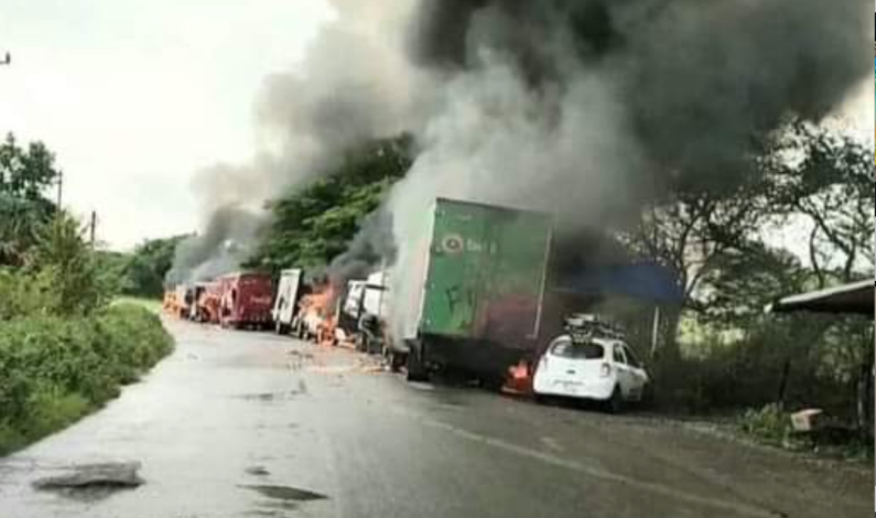 «SOCIALISTAS» TOMAN EL NORTE DE VERACRUZ. Extreme precauciones… el FNLS, grupo paramilitar afín al «chavismo», desata la violencia y quema vehículos en carretera de Tantoyuca. «SOCIALISTAS» TOMAN EL NORTE DE VERACRUZ. Extreme precauciones… el FNLS, grupo paramilitar afín al «chavismo», desata la violencia y quema vehículos en carretera de Tantoyuca.