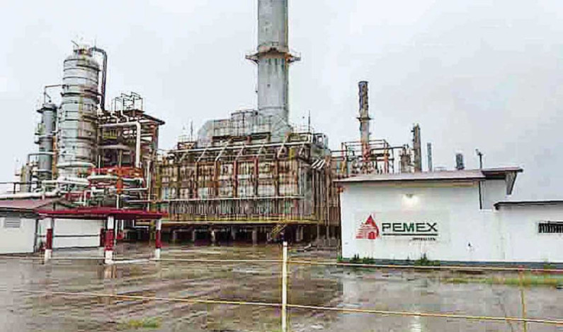 Pemex procesa más crudo en refinerías