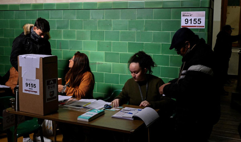 Peso argentino se devalúa tras voto opositor mayoritario en elecciones primarias