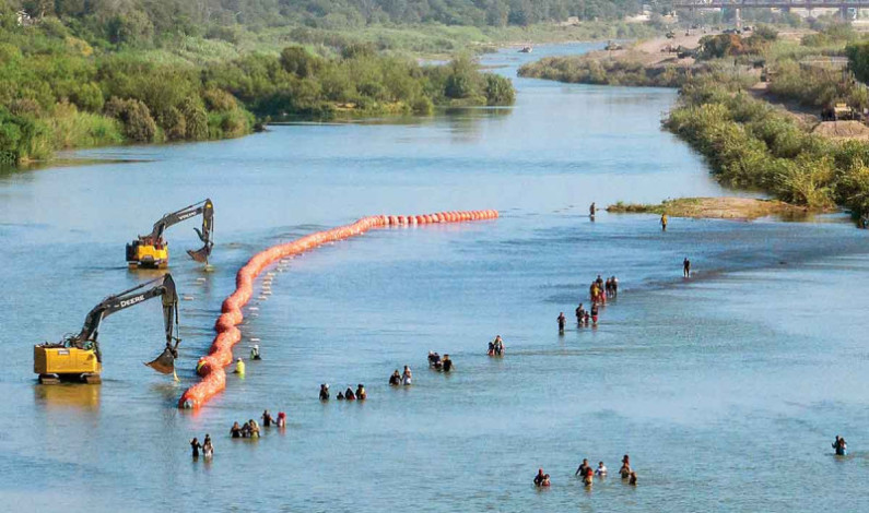 Ante jueces, Texas se aferra a valla flotante Ante jueces, Texas se aferra a valla flotante