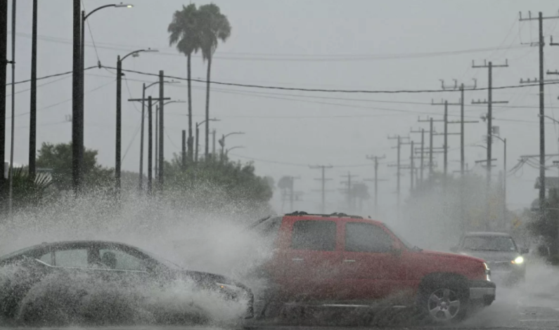 Hilary azota con fuertes lluvias al norte de México y al sur de California