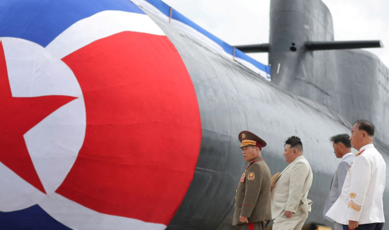 Corea del Norte construye un submarino nuclear; Kim Jong-un lo inspecciona