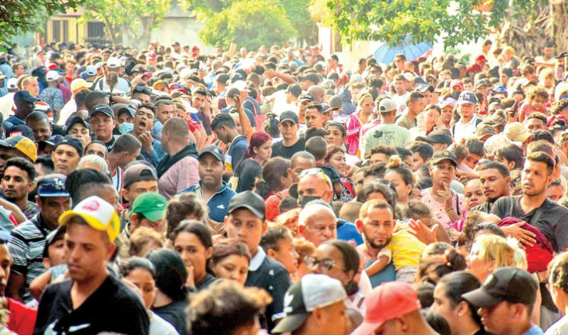 Caos en Tapachula: estampida migrante deja diez lesionados Caos en Tapachula: estampida migrante deja diez lesionados