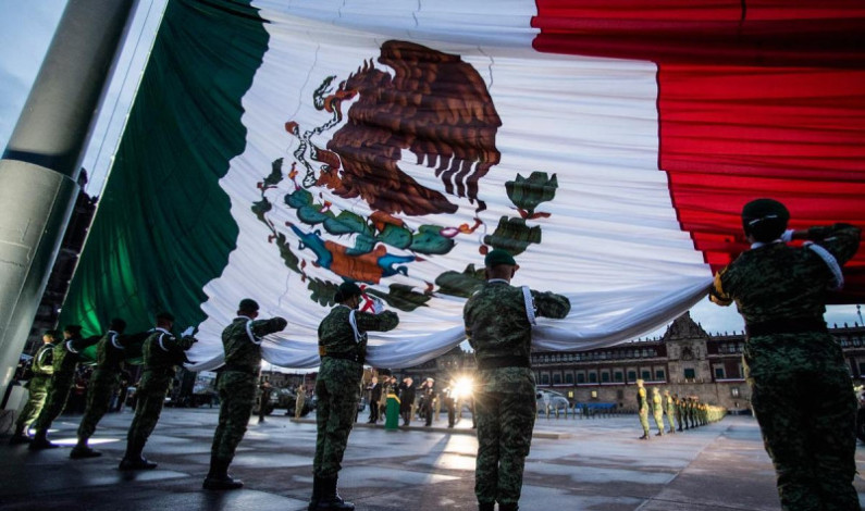 López Obrador iza Bandera en Zócalo de CDMX por víctimas de sismos