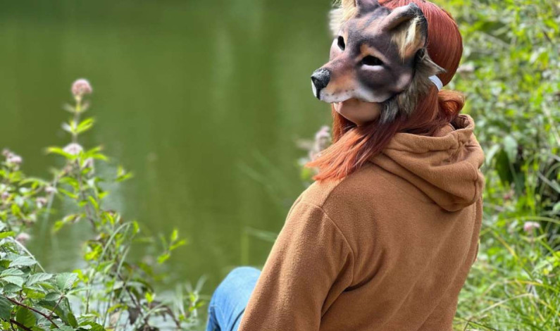 Aullando, una ‘manada’ de humanos se reúne para identificarse como animales… y dividen las redes Aullando, una ‘manada’ de humanos se reúne para identificarse como animales… y dividen las redes