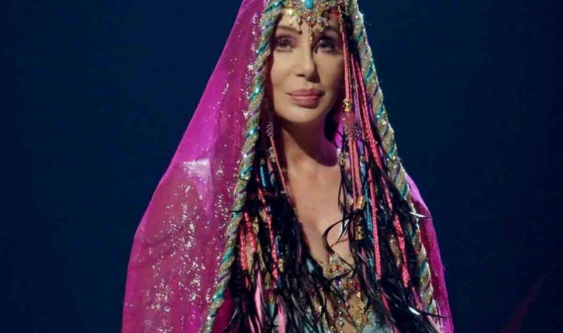 Cher, de 77 años, presume a su novio 40 años menor en la Semana de la Moda de París