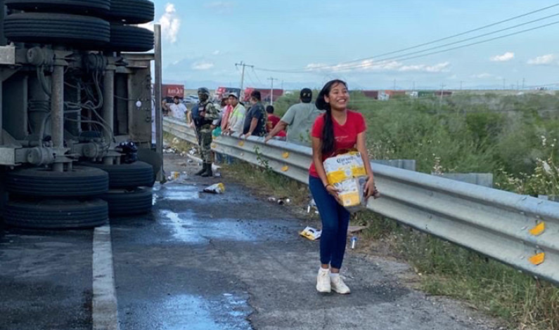 Vuelca tráiler cargado con cerveza y pobladores se llevan los cartones Vuelca tráiler cargado con cerveza y pobladores se llevan los cartones