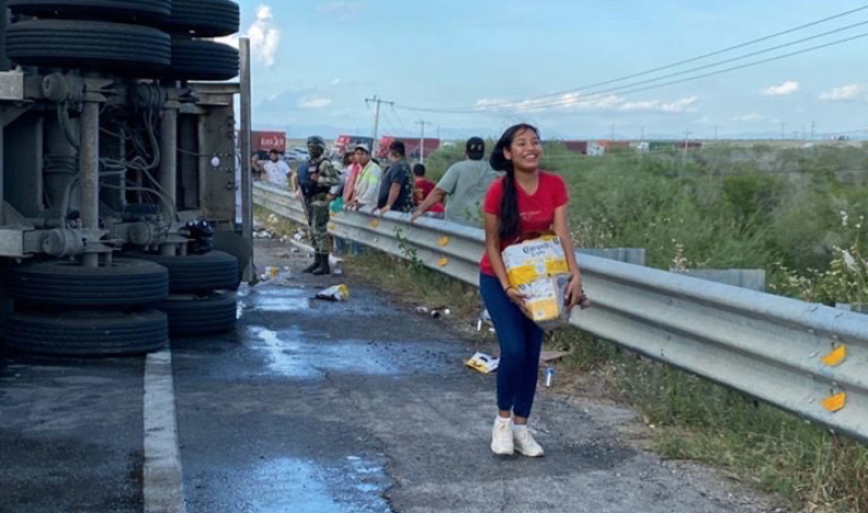 Vuelca tráiler cargado con cerveza y pobladores se llevan los cartones