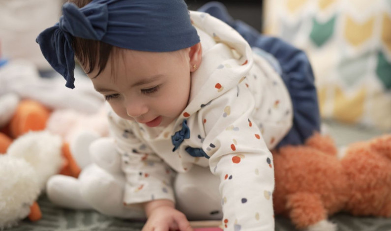 Por qué poner adornos en la cabeza de tu bebé podría causarle daños severos Por qué poner adornos en la cabeza de tu bebé podría causarle daños severos