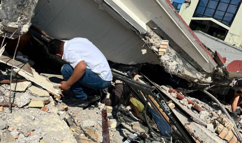Así se derrumba el techo de una iglesia en Tamaulipas mientras se celebra un bautizo Así se derrumba el techo de una iglesia en Tamaulipas mientras se celebra un bautizo