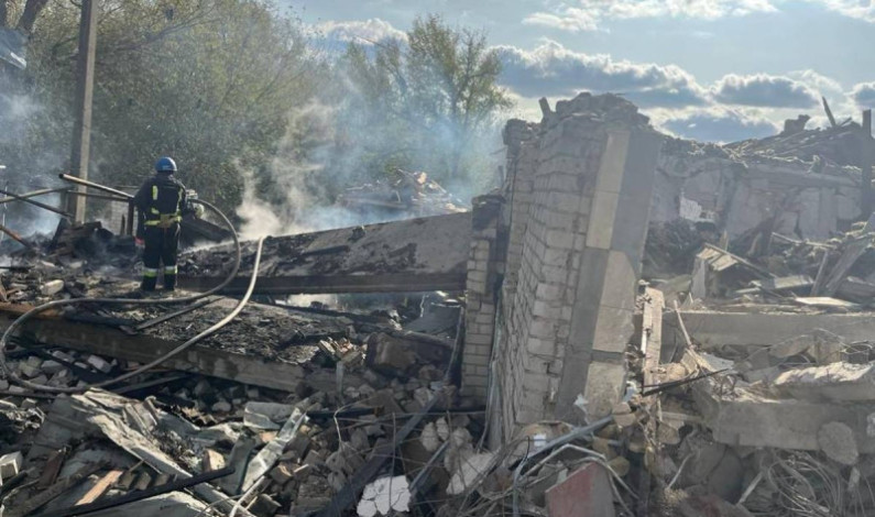 Bombardeo ruso a un pueblo en Ucrania deja al menos 49 muertos Bombardeo ruso a un pueblo en Ucrania deja al menos 49 muertos