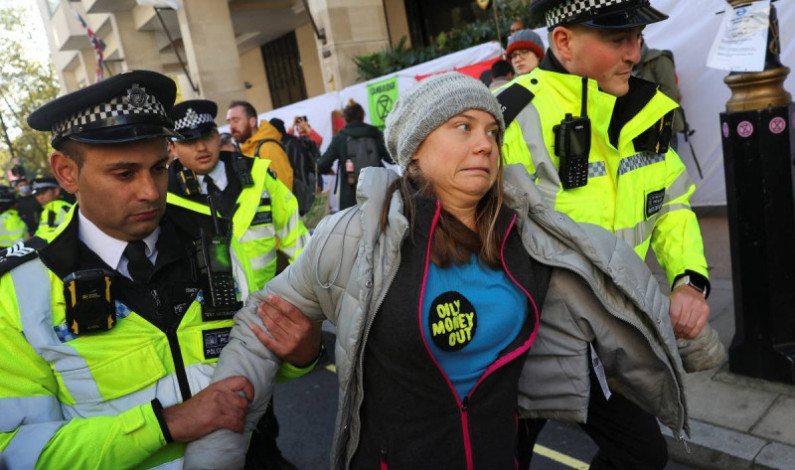 Detienen a Greta Thunberg durante manifestación contra petroleras en Londres Detienen a Greta Thunberg durante manifestación contra petroleras en Londres