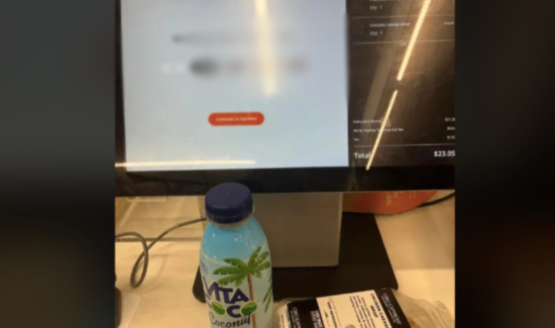 Caja de autocobro pide propina a cliente; indigna a internautas Caja de autocobro pide propina a cliente; indigna a internautas