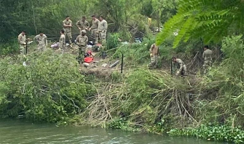 Pese a alambre de púas y Guardia Nacional de EU, migrantes cruzan por Río Bravo Pese a alambre de púas y Guardia Nacional de EU, migrantes cruzan por Río Bravo