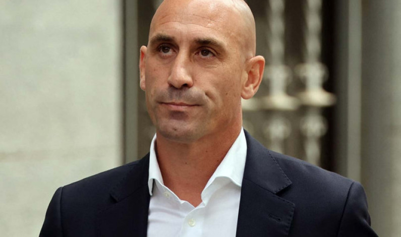 FIFA suspende tres años a Luis Rubiales por beso forzado a Jenni Hermoso FIFA suspende tres años a Luis Rubiales por beso forzado a Jenni Hermoso