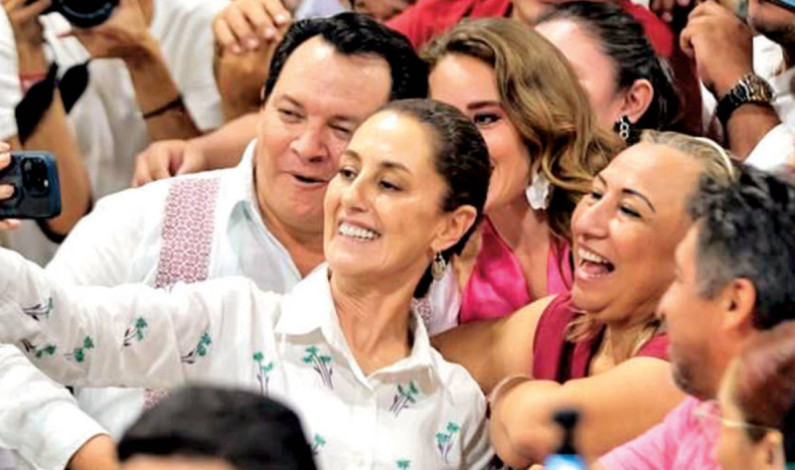 Claudia Sheinbaum hizo entrega de constancia de registro a precandidato único de Morena en Yucatán