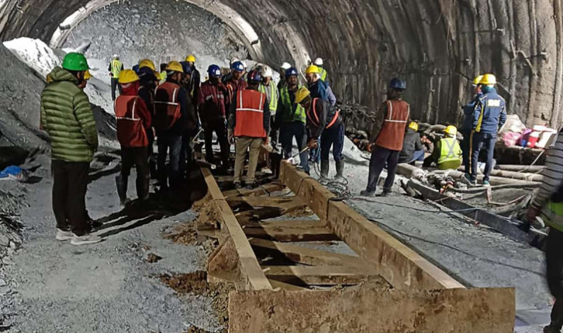 Siguen labores de rescate para salvar a 40 obreros atrapados en un túnel en India
