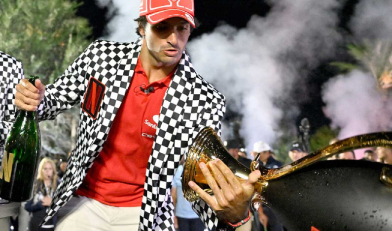 Carlos Sainz hace un Lando Norris y… ¡Rompe un trofeo de golf! Carlos Sainz hace un Lando Norris y… ¡Rompe un trofeo de golf!