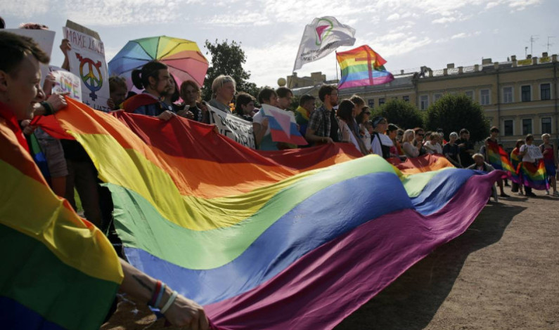 Rusia busca prohibir el movimiento LGBT+; por éste motivo podrían ser detenidos