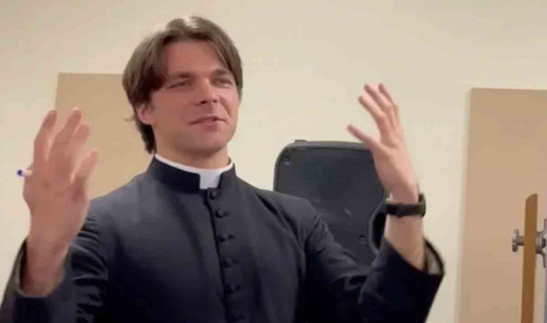 Sacerdote de 30 años se casa con joven de 18 a la que preparó y con quien huyó a Europa Sacerdote de 30 años se casa con joven de 18 a la que preparó y con quien huyó a Europa