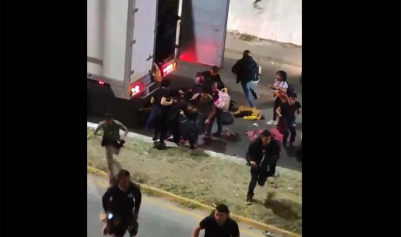 Abandonan tráiler con migrantes; corren para no ser detenidos en Oaxaca Abandonan tráiler con migrantes; corren para no ser detenidos en Oaxaca