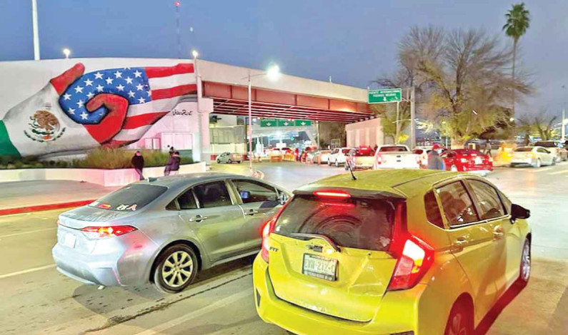 Cientos hicieron fila, ansiosos por cruzar Puente Internacional número 1 Eagle Pass-Piedras Negras