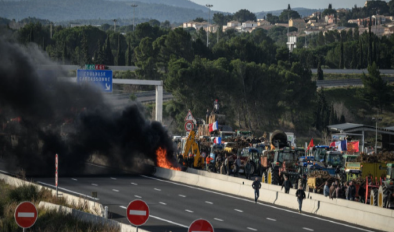 Agricultores bloquean y hacen quemas en las autopistas principales de Francia Agricultores bloquean y hacen quemas en las autopistas principales de Francia