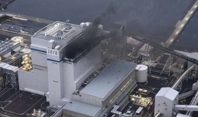 Explota y se incendia central térmica en Japón